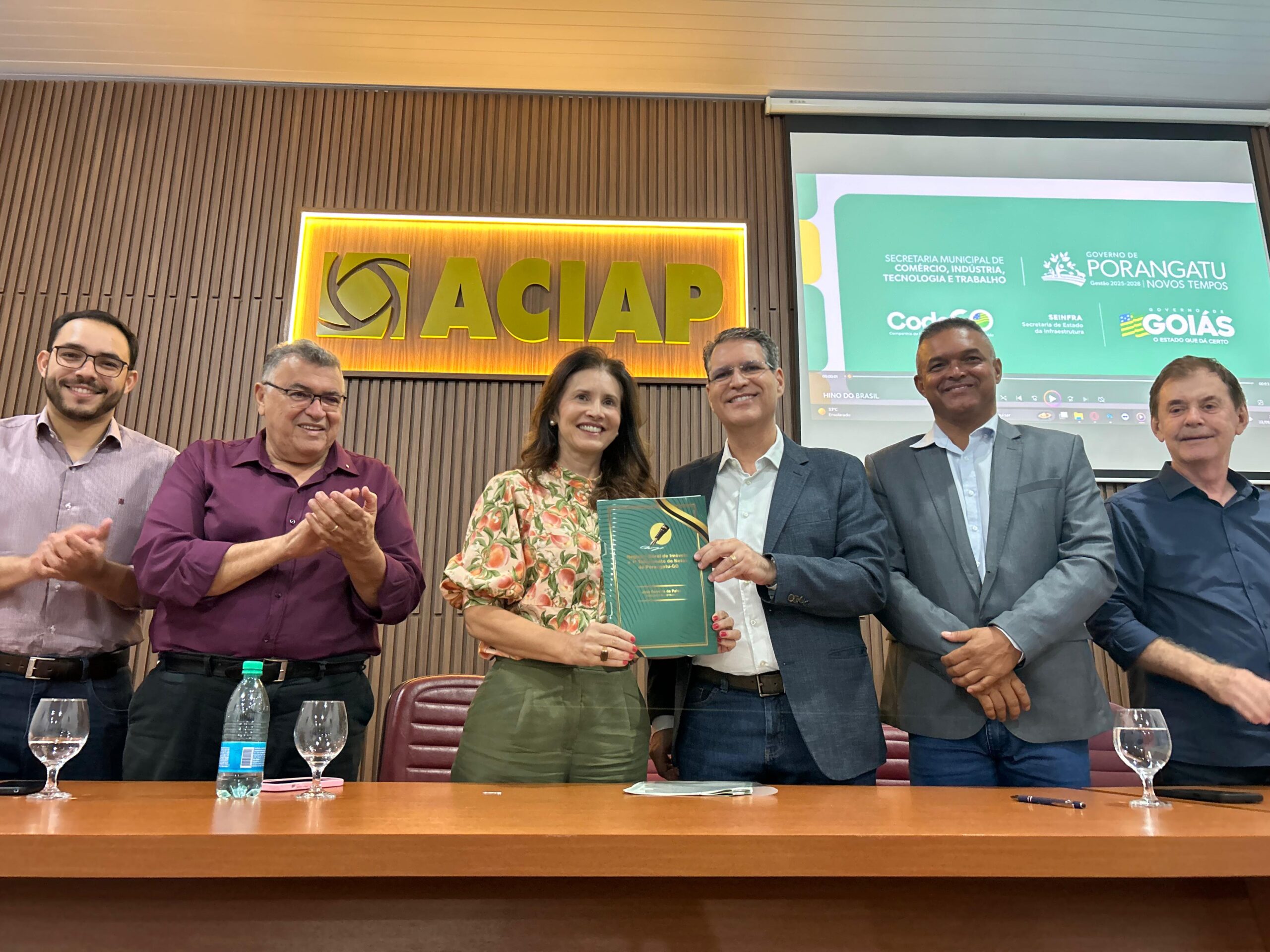 Presidente da Codego, Francisco Jr., e a prefeita de Porangatu, Vanuza Valadares, assinaram a escritura